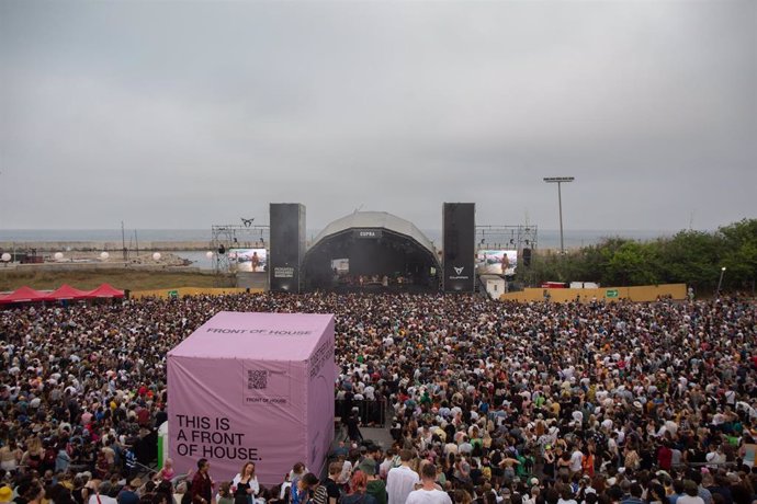 Archivo - El público durante la segunda jornada del Festival Primavera Sound Barcelona, a 3 de junio de 2022