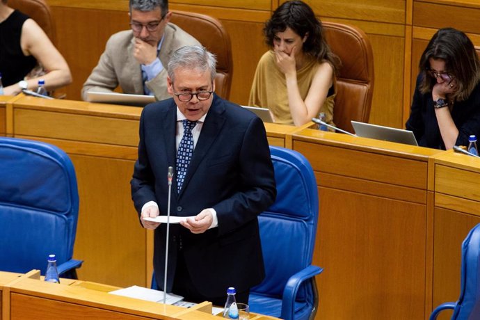 El conselleiro de Sanidade, Antonio Gómez Caamaño, en una respuesta en el Parlamento gallego.