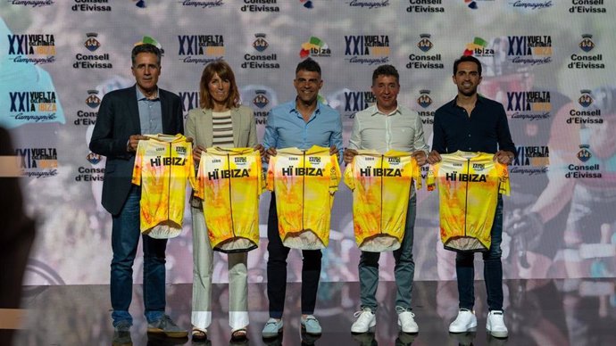 Cinco de los seis ganadores españoles vivos del Tour de Francia, Miguel Induráin, Joane Somarriba, Óscar Pereiro, Carlos Sastre y Alberto Contador, en la presentación de la Vuelta Cicloturista a Ibiza de 2024.