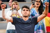 Un dubitativo Alcaraz avanza a tercera ronda en Roland Garros