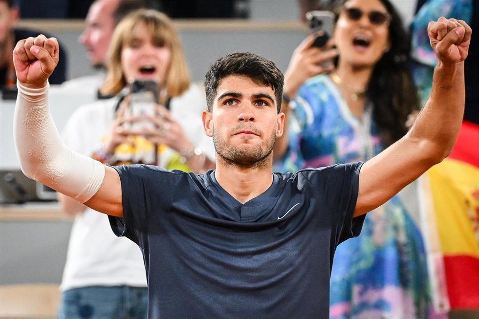 El español Carlos Alcaraz celebra una victoria en Roland Garros 2024