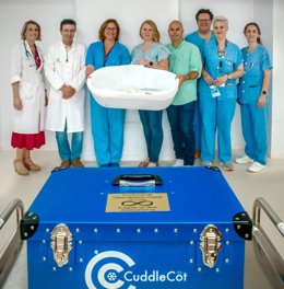 Lucas Cerrillos, jefe de sección de Obstetricia, y Rocío Salguero, referente de cuidados, han recibido la donación de esta cuna junto a profesionales de la unidad.