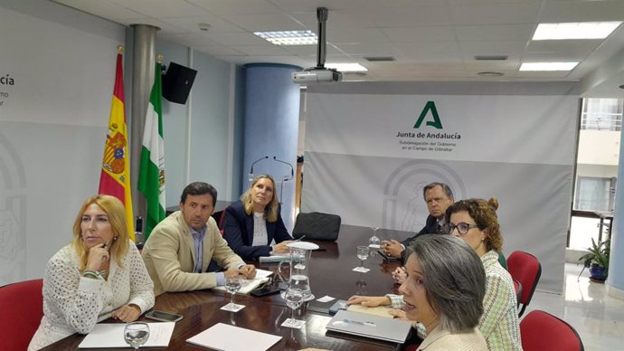 El subdelegado de la Junta de Andalucía en el Campo de Gibraltar, Javier Rodríguez Ros y la delegada territorial de Industria, Inmaculada Olivero, reunidos con representantes de Cepsa.