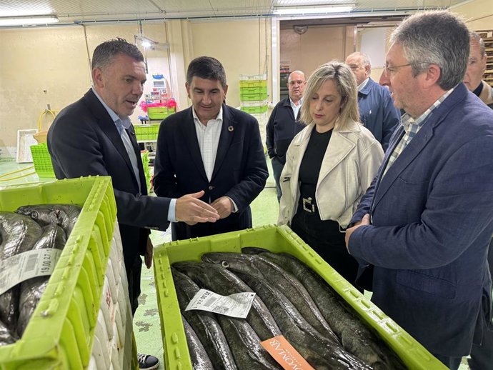 El delegado del Gobierno en Galicia, Pedro Blanco, visita el puerto de Celeiro