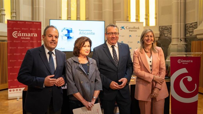 El presidente de Cámara Alicante, Carlos Baño, la directora territorial de CaixaBank en la Comunitat Valenciana y Región de Murcia, Olga García, y el presidente de la Diputación de Alicante, Toni Pérez.