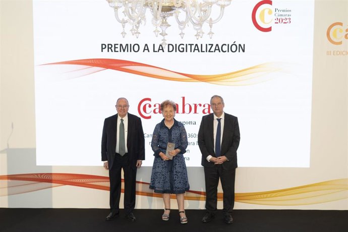 El presidente de la Cámara de España, José Luis Bonet; la presidenta de la Cámara de Tarragona, Laura Roigé, y el ministro Jordi Hereu.