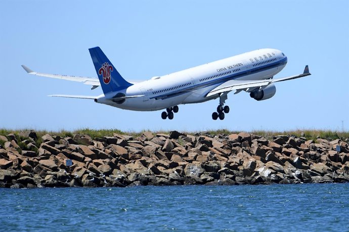 Archivo - A China Southern Airlines Airbus A330 aircraft departs Sydney International airport, in Sydney, Saturday, January 16, 2021. 