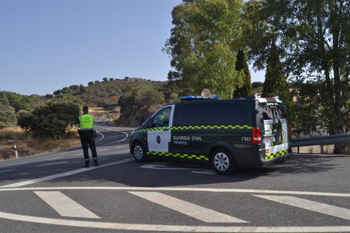 Archivo - Una patrulla de la Guardia Civil perteneciente al Destacamento de Tráfico, en una imagen de archivo.