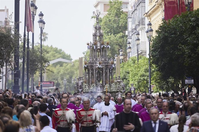 Archivo - La Custodia de Arfe en la calle durante la celebración de la procesión del Corpus Christi en Sevilla, en foto de archivo.