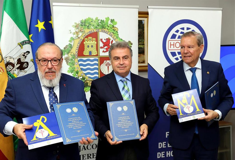 El presidente de Horeca Cádiz, Antonio de María Ceballos, el presidente de la Asociación Jacobea de Jerez 'Sharish', Carlos José Perdigones, y el teniente de alcaldesa de Turismo y Promoción de la Ciudad en Jerez, Antonio Real.