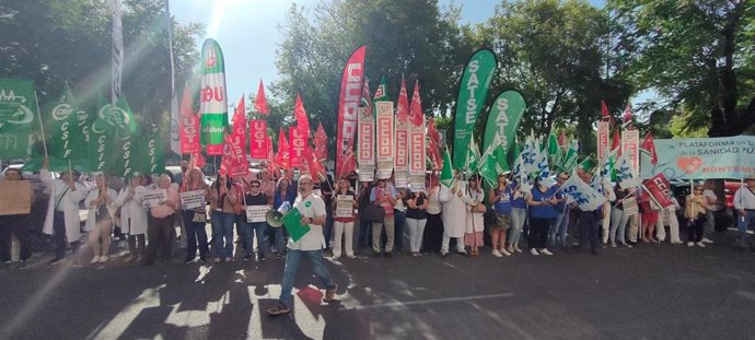 Concentración de profesionales sanitarios ante la Delegación de Salud para exigir la división en dos del Área Sanitaria Sur.