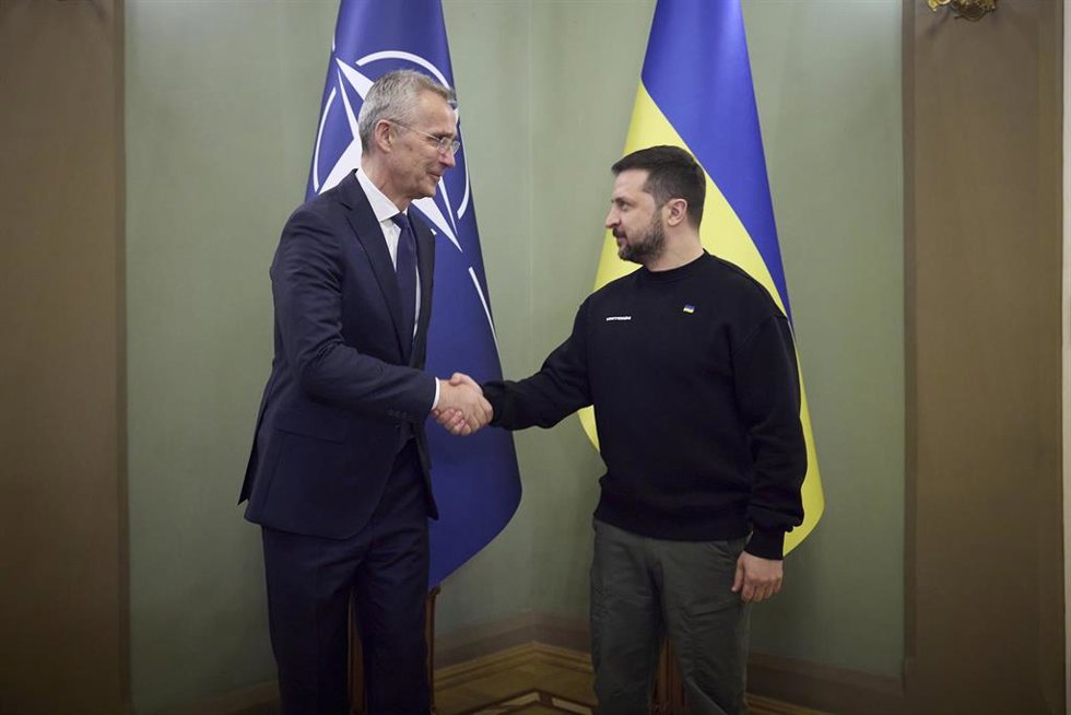 Archivo - El secretario general de la Alianza Atlántica, Jens Stoltenberg, junto al presidente de Ucrania, Volodimir Zelenski