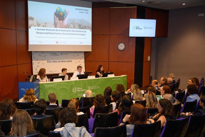 Fotografía de la inauguración de la jornada, a cargo de Carmen Cabezas, Josep M. Campistol, Ana María Díaz-Oliver y Anna Jover, en el Hospital Clínic Barcelona