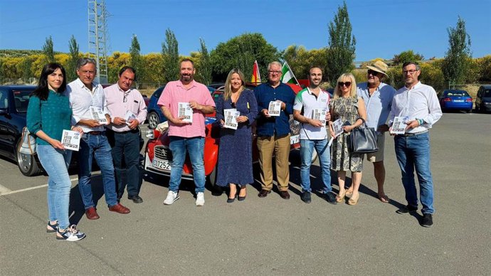 Elena González (c), en el paseo electoral.