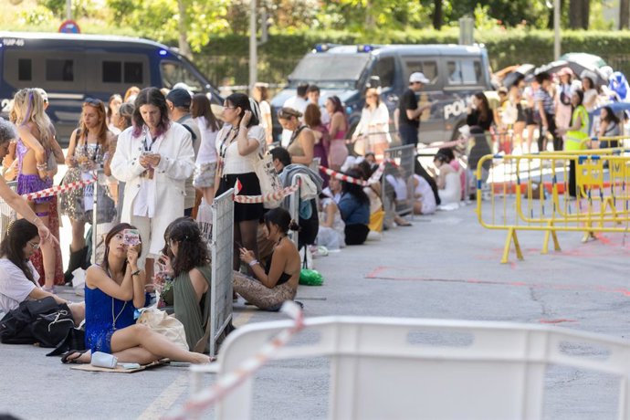 Ambiente previo a la primera de las dos actuaciones de Taylor Swift en el Santiago Bernabéu, a 29 de mayo de 2024, en Madrid (España). La artista estadounidense Taylor Swift actúa hoy y mañana, 30 de mayo, en el nuevo Estadio Santiago Bernabéu de Madrid