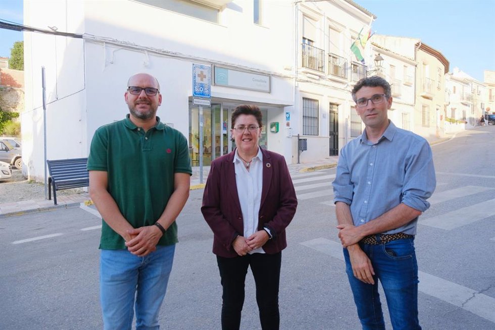La alcaldesa de Fuente-Tójar, Mari Fe Muñoz (centro), junto a los alcaldes de Almedinilla, Jaime Castillo (dcha.), y Carcabuey, Juan Miguel Sánchez.