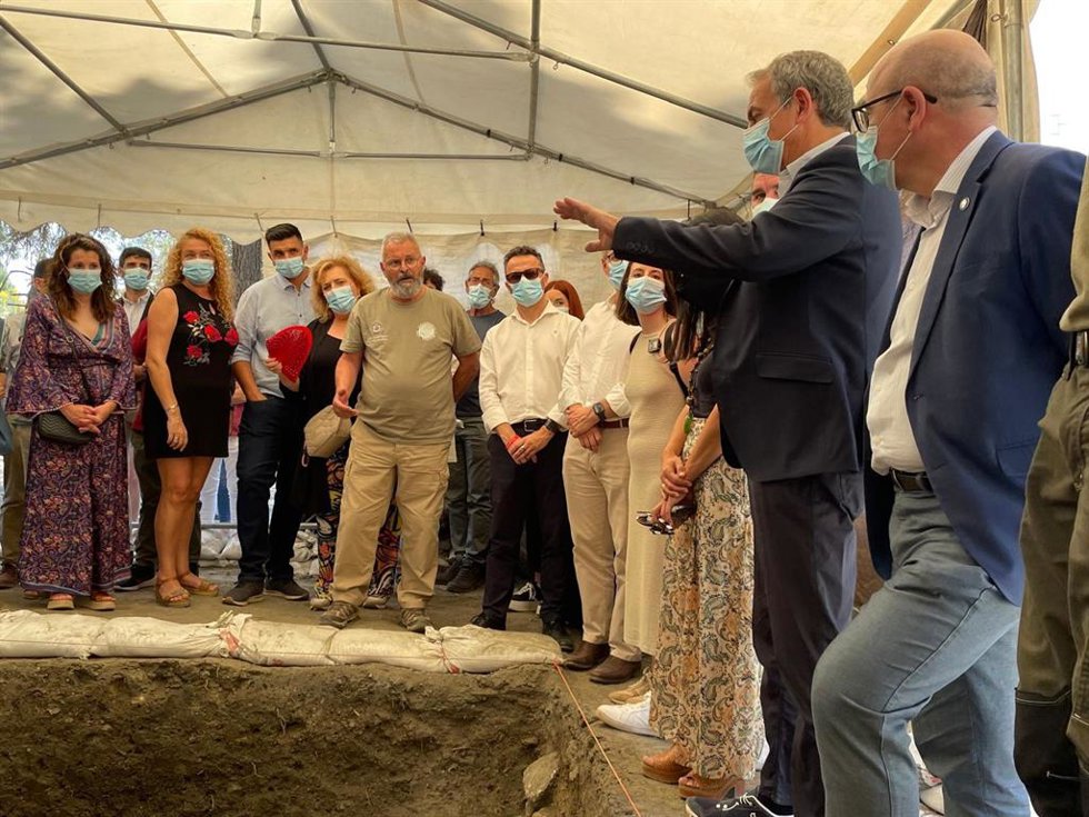 Visita del expresidente del Gobierno, José Luis Rodríguez Zapatero, al Barranco de Víznar, a la derecha en la imagen, junto al rector de la UGR, Pedro Mercado