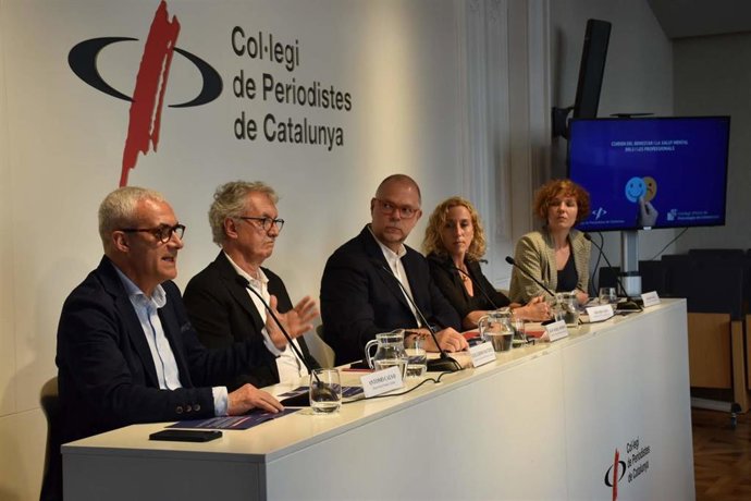 El decano del Col·legi de Periodistes, Joan Maria Morros, con participantes de los tres proyectos para la mejora de la salud mental en la sede de la entidad en Barcelona