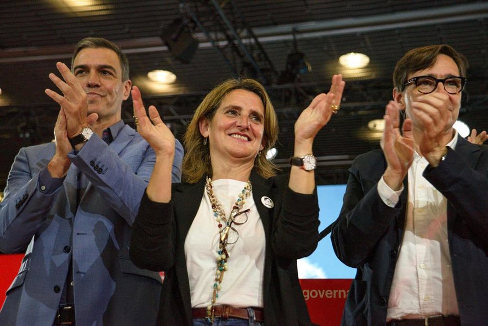 (I-D) El secretario general del PSOE y presidente del Gobierno, Pedro Sánchez, la candidata del PSOE a las elecciones europeas, Teresa Ribera, y el líder del PSC y candidato a la Generalitat, Salvador Illa, en una imagen de archivo.
