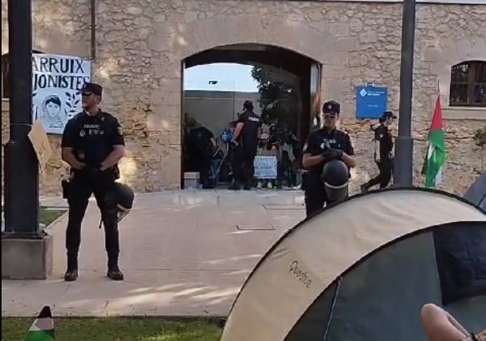 Policías desalojan a los estudiantes del rectorado de la UIB.