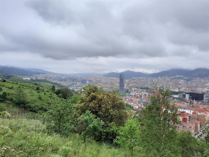 Archivo - Cielo muy nuboso sobre Bilbao
