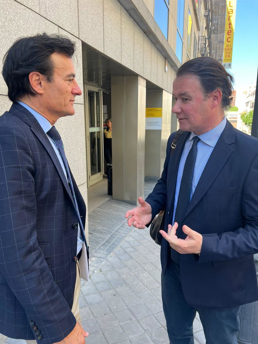 El alcalde de Jaén, Agustín González, junto al primer teniente de alcalde, Manuel Carlos Vallejo, a las puertas del Ministerio.