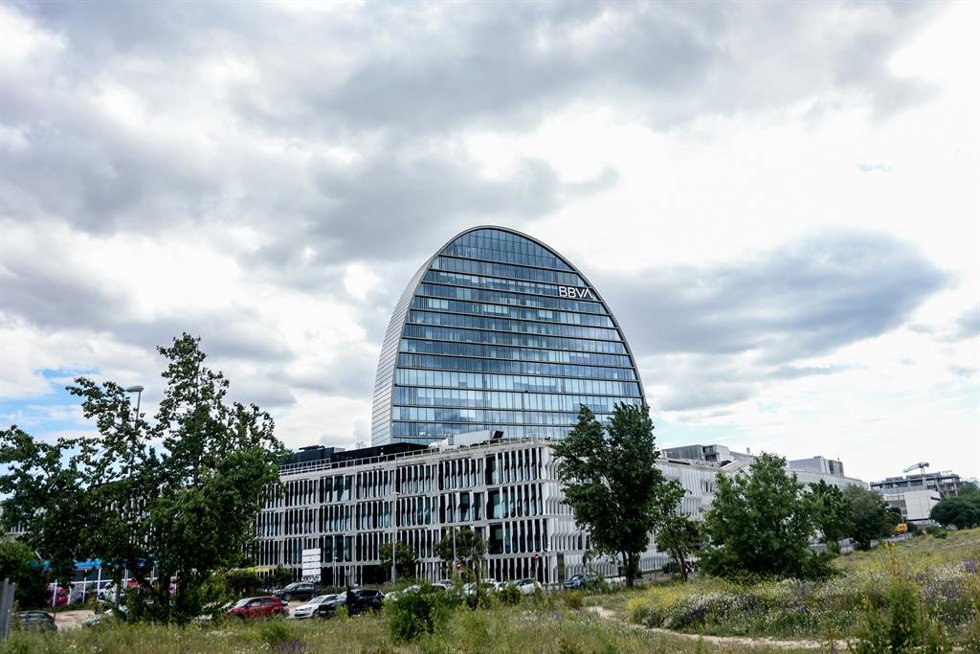 Fachada del edificio La Vela, en la ciudad del BBVA, a 30 de abril de 2024, en Madrid (España). BBVA está estudiando una posible fusión con Banco Sabadell y ha contratado a varios asesores para analizar la operación, según ha informado el banco en un 
