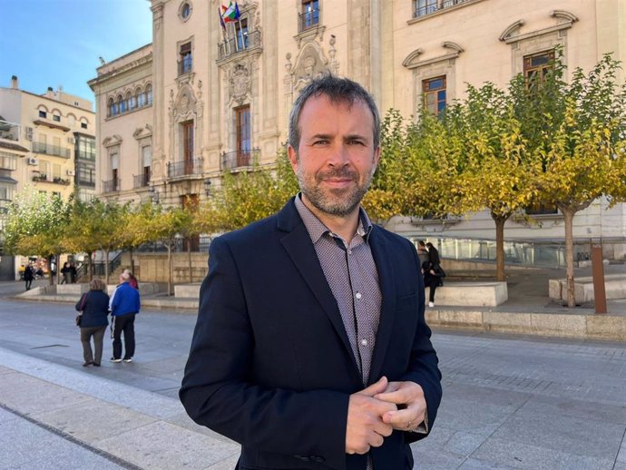 Archivo - Julio Millán ante el Ayuntamiento de Jaén.