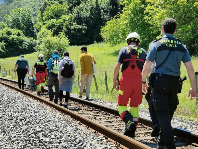 El 112 colabora en la evacuación de los pasajeros de un tren averiado entre Limpias y Carasa
