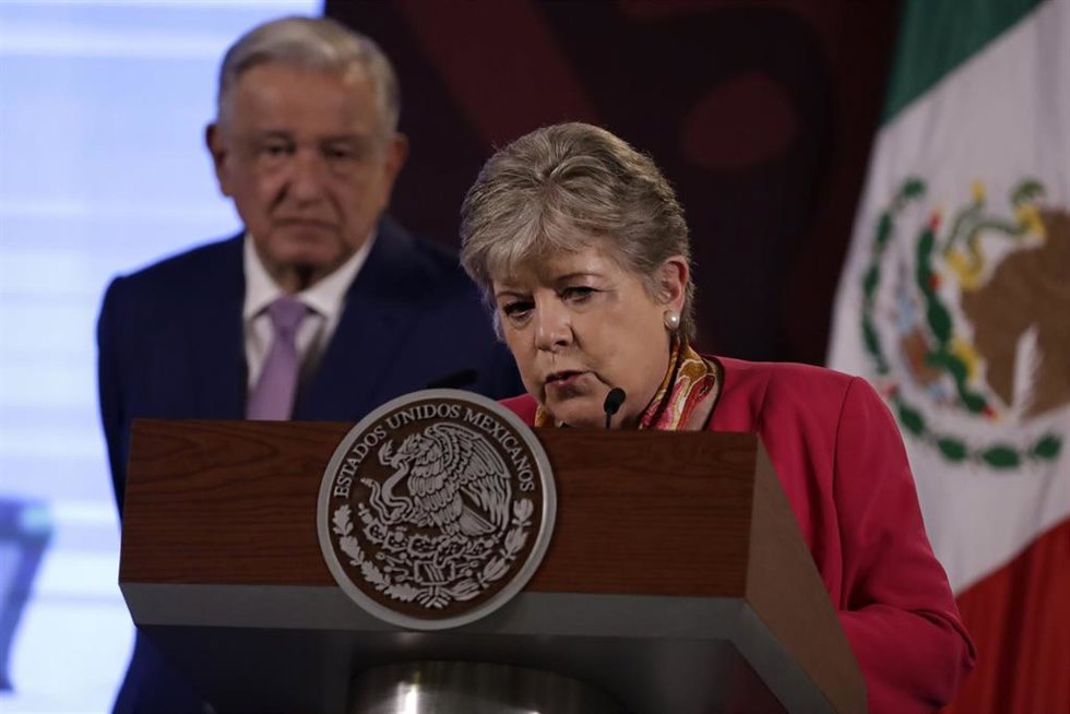 Archivo - La ministra de Asuntos Exteriores de México, Alicia Bárcena, junto al presidente mexicano, Andrés Manuel López Obrador