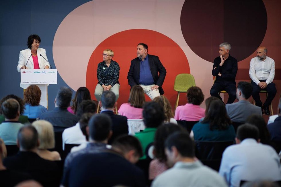 (I-D) La cabeza de lista de la coalición y miembro de ERC, Diana Riba; la candidata por Ara Ms, Merc Chumillas; el presidente de ERC, Oriol Junqueras; el candidato y diputado de EH Bildu, Oskar Matute; y el diputado del BNG en el Congreso, Néstor Rego