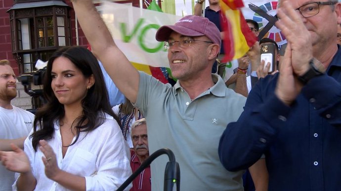 El Cabeza De Lista De Vox Al Parlamento Europeo, Jorge Buxadé, Junto A La Portavoz Del Grupo Parlamentario Vox En El Congreso, Pepa Millán, En Un Acto Celebrado En Valladolid