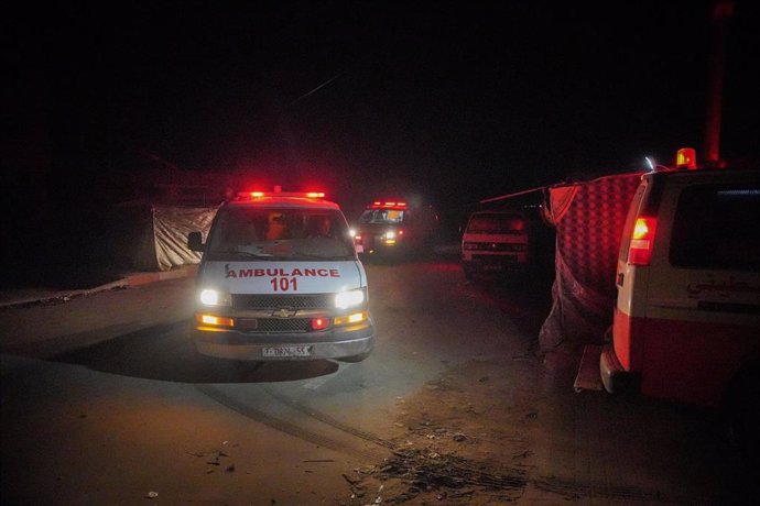 Archivo - Ambulancias de la Media Luna Roja Palestina