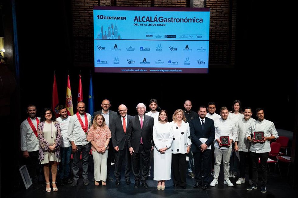 Custodio López Zamarra y los chefs finalistas el Certamen Alcalá Gastronómica comparten escenario con la alcaldesa alcalaína, Judith Piquet, al final de la gala.