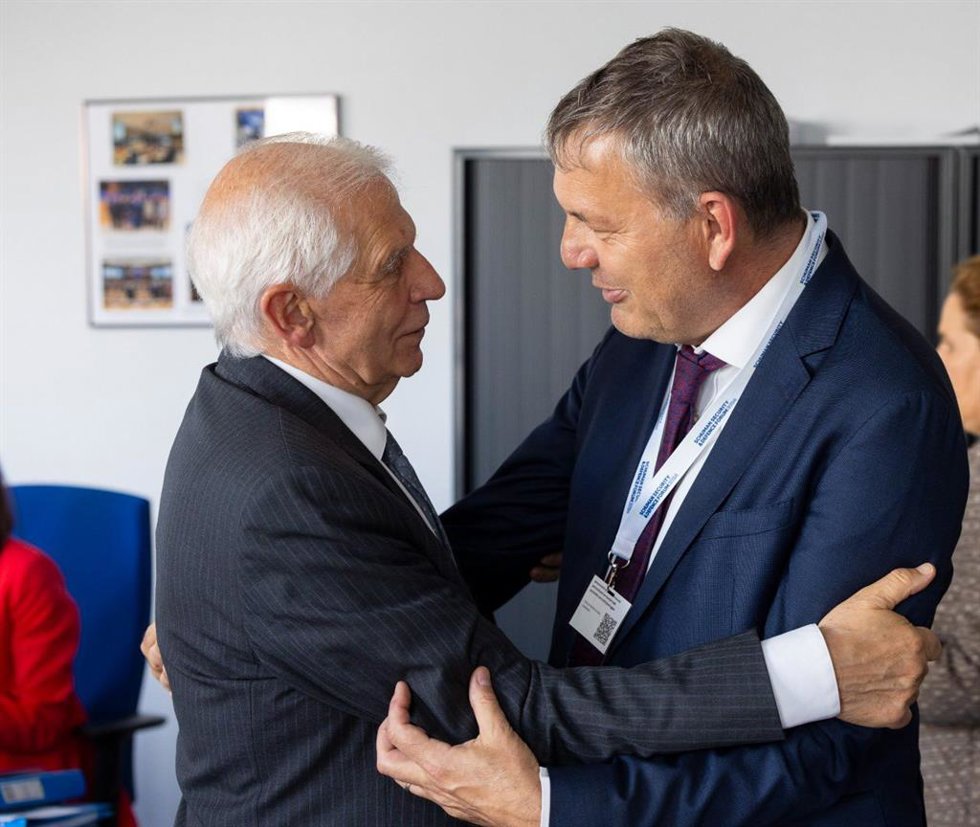 El Alto Representante de la UE para Política Exterior, Josep Borrell (izquierda), y el alto comisionado de la UNRWA, Philippe Lazzarini (derecha)