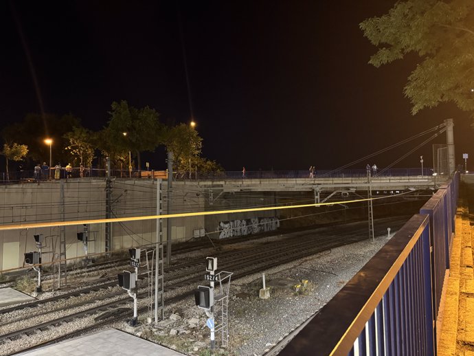 Herido grave un joven de 17 años al caer accidentalmente a las vías del tren desde un puente en Fuenlabrada