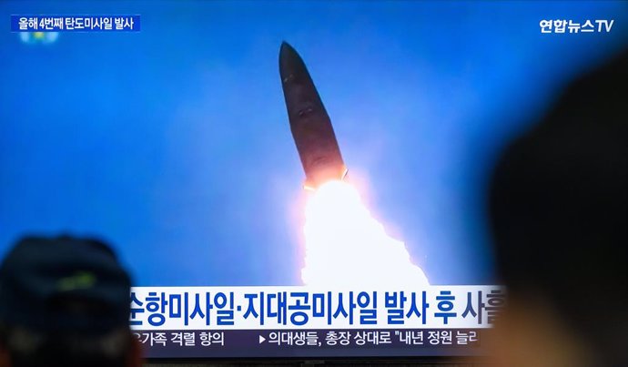 Archivo - April 22, 2024, Seoul, South Korea: South Korea's 24-hour Yonhapnews TV shows a file image of North Korea's missile launch during a news program on a TV at Yongsan Railroad Station in Seoul. North Korea fired several rounds of short-range ballis
