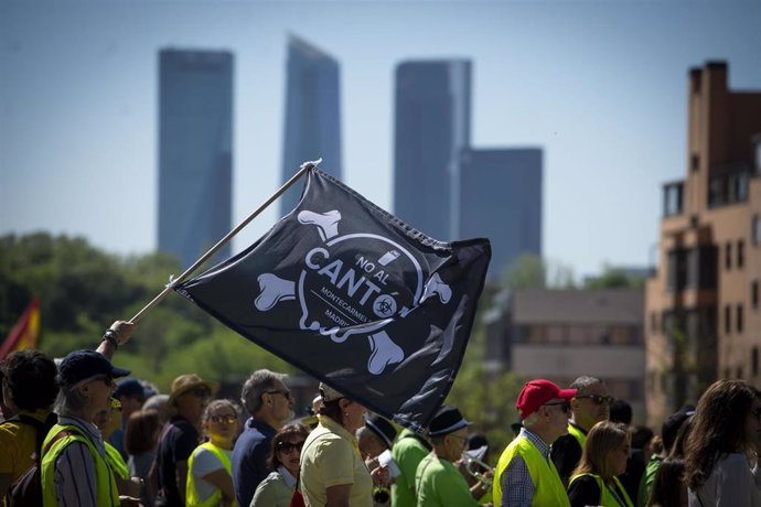 Archivo - Manifestantes con pancartas durante la protesta para exigir al Ayuntamiento que construya su cantón lejos de colegios y viviendas