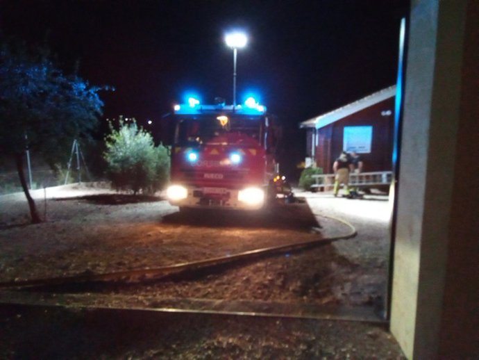 Camión del CEIS en la vivienda afectada por un incendio en Aledo (Murcia)