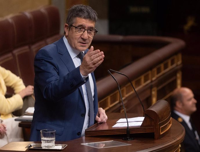 El portavoz del PSOE en el Congreso, Patxi López, interviene durante una sesión plenaria, en el Congreso de los Diputados, a 22 de mayo de 2024, en Madrid (España)