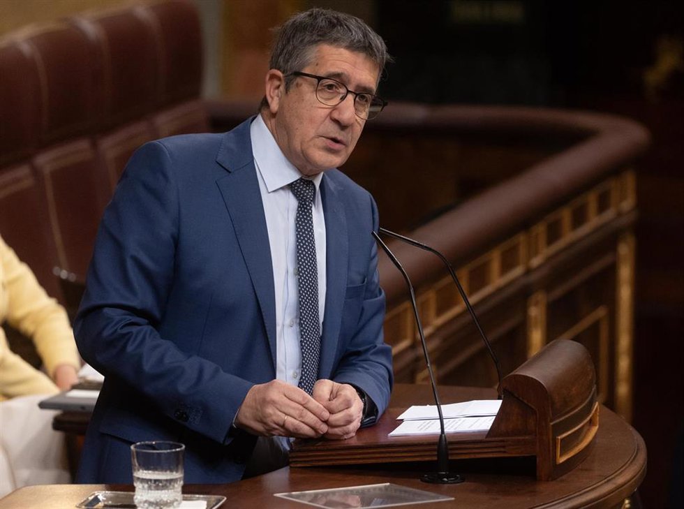El portavoz del PSOE en el Congreso, Patxi López, interviene durante una sesión plenaria, en el Congreso de los Diputados, a 22 de mayo de 2024, en Madrid (España).