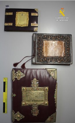 Fotografía de los tres libros históricos recuperados por la Guardia Civil