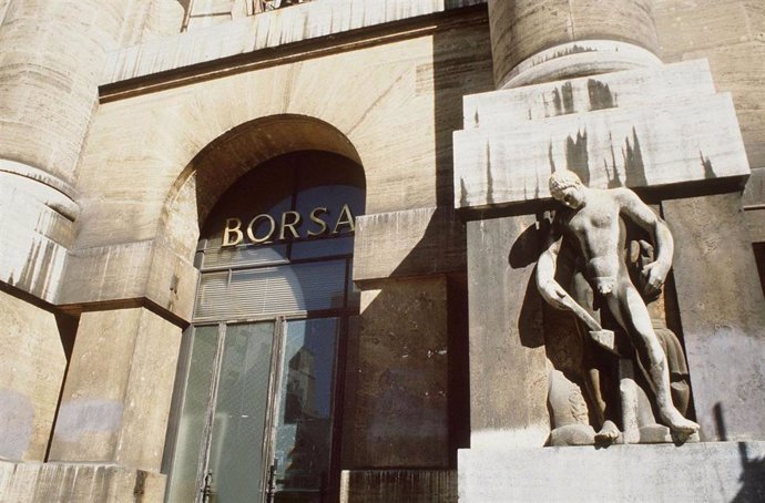 Archivo - Foto de archivo del edificio de la Bolsa de Milán, en Milán (Italia), a 20 de abril de 2015. 