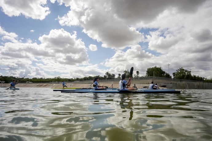 Archivo - Varios jóvenes hacen piragüismo