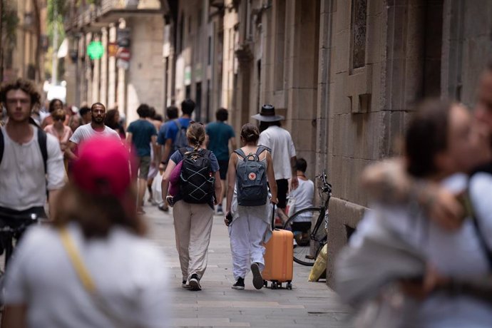 Archivo - Varias personas pasean por Las Ramblas, a 30 de junio de 2023, en Barcelona, Cataluña (España). 