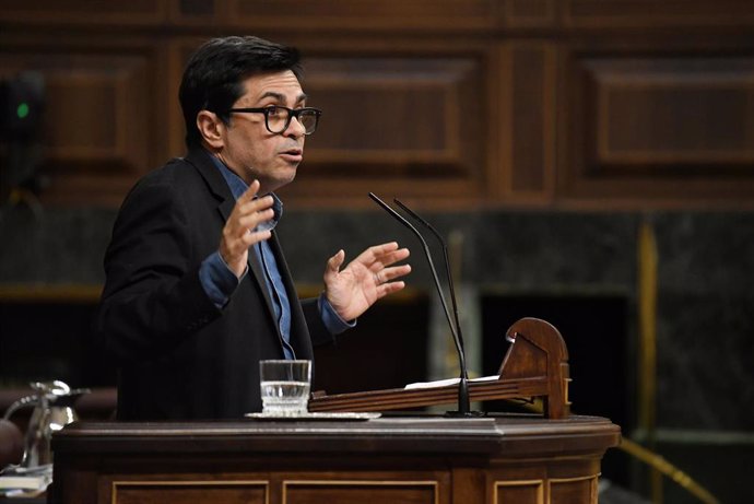 Archivo - El diputado de Sumar Gerardo Pisarello interviene durante una sesión plenaria en el Congreso de los Diputados, a 23 de abril de 2024, en Madrid (España).