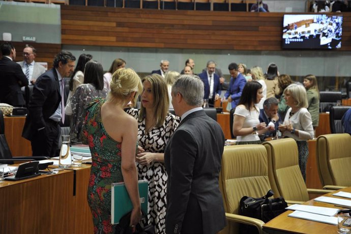 Blanca Martín y Elena Nevado, en la Mesa de la Asamblea, durante la comparecencia de Mercedes Morán.