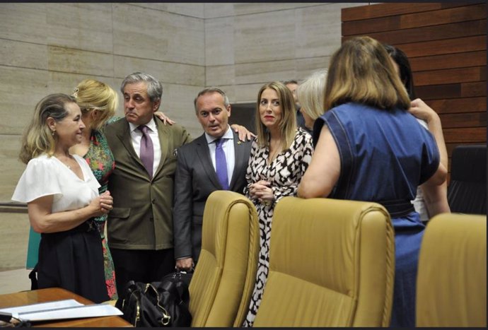 La presidenta de la Junta, María Guardiola, junto a sus consejeros a su llegada al pleno de la Asamblea