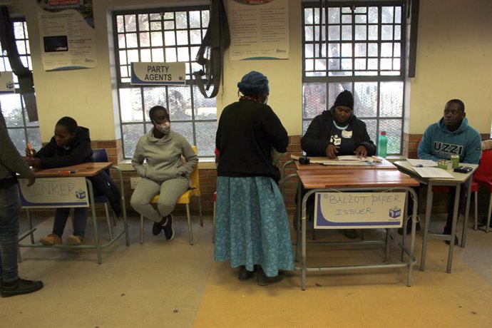 Un colegio electoral en Olievenhoutbosch, en la provincia de Gauteng, durante las generales celebradas el 29 de mayo en Sudáfrica (archivo)