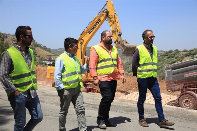 El responsable del Área de Cooperación de Diputación de Cádiz, Javier Bello, en una visita a las obras en la CA-6101 entre Alcalá de los Gazules y Patrite